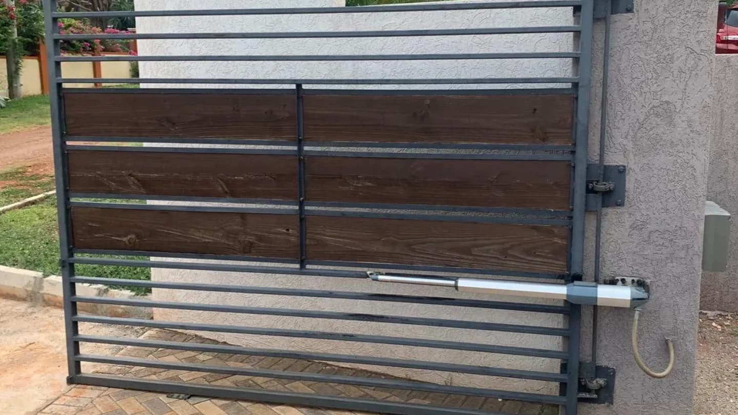 Swing gate with a linear arm operator installed by GESS